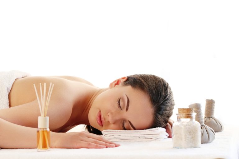 mujer relajada con aromaterapia